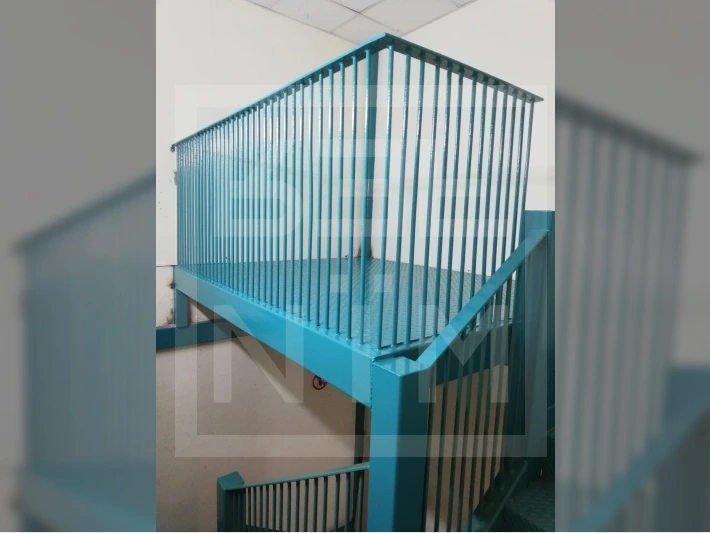 Barandilla metálica pintada en edificio moderno