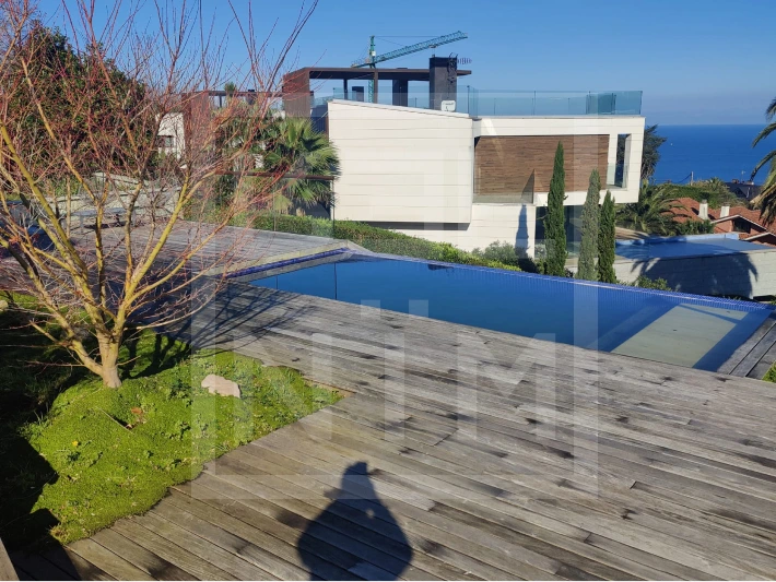 Vivienda unifamiliar con fachada pintada y piscina exterior