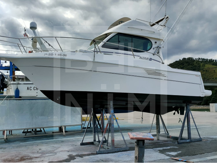 Barco en proceso de pintura y mantenimiento exterior